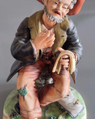 Statuetta Capodimonte di Giaretto: Vecchio cuce