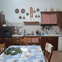 cucina con tavolo e 4 sedie