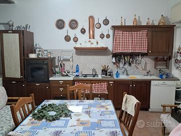 cucina con tavolo e 4 sedie
