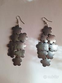 Orecchini pendenti a fiore color argento