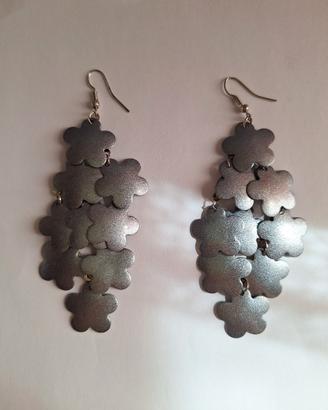 Orecchini pendenti a fiore color argento