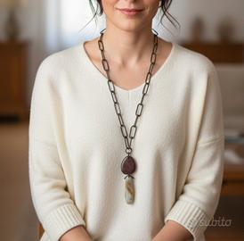 Collana in plastica con ciondolo finta pietra