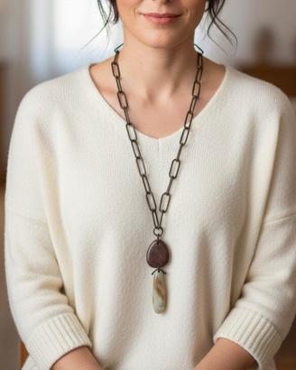 Collana in plastica con ciondolo finta pietra