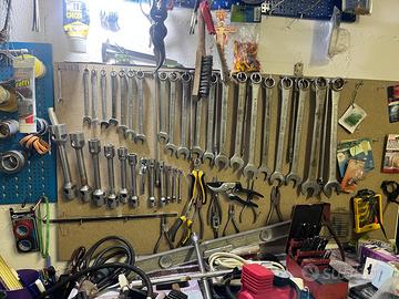 Attrezzi lavoro: Mola, Trapani, Morsa, Cric, Set U