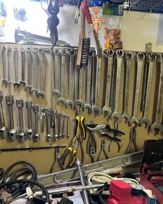 Attrezzi lavoro: Mola, Trapani, Morsa, Cric, Set U