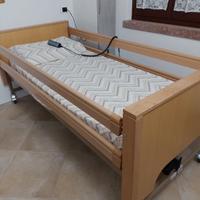 Letto sanitario con materasso antidecubito