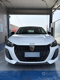 Peugeot 208 puretech in colorazione bianca