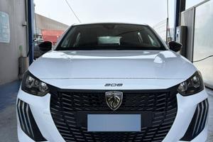 Peugeot 208 puretech in colorazione bianca