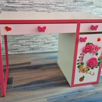 scrivania in legno con cassetto, bianca e rosa