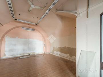 MONOLOCALE A MANFREDONIA