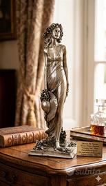Elegante Scultura Argentata "Dama della Primavera"
