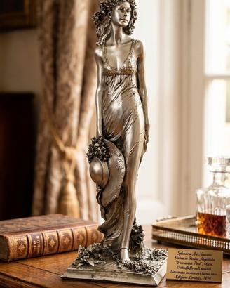 Elegante Scultura Argentata "Dama della Primavera"