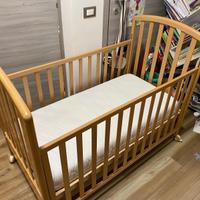 Lettino in legno con materasso