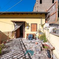 Unifamiliare con giardino adiacente centro