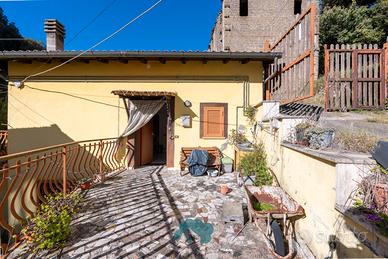 Unifamiliare con giardino adiacente centro