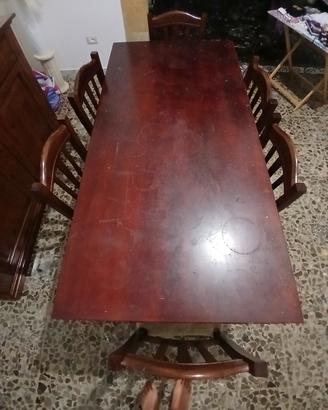 Tavolo da salone con sedie