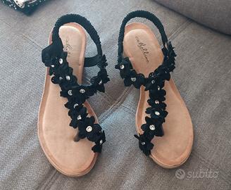 sandali estivi con fiori 