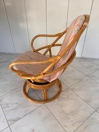 Poltrona girevole in vimini