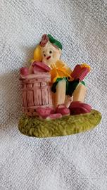 Pinocchio che legge in resina