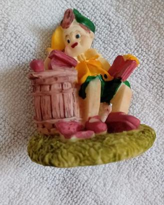 Pinocchio che legge in resina