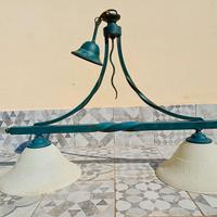 lampadario in ferro battuto e vetro satinato