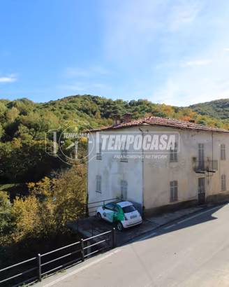 CASA INDIPENDENTE CON TERRENO PRIVATO !