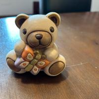 THUN Orsetto con Farfalla – Statuina in ceramica