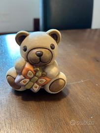 THUN Orsetto con Farfalla – Statuina in ceramica