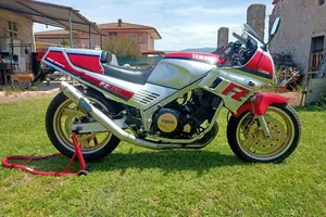 Moto Yamaha FZ 750
