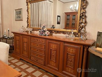 Bellisma stanza da pranzo con tavolo, credenza e