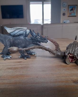 dinosauri e altri animali in plastica.