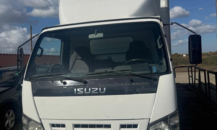 Furgone isuzu npr. Patente B, motore nuovo