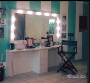 Specchiera con postazione make-up 