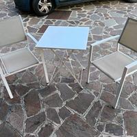 tavolo e sedie da giardino bianchi