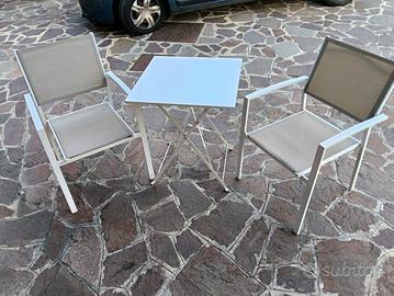 tavolo e sedie da giardino bianchi