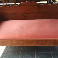 Antico divano a tre posti