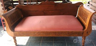 Antico divano a tre posti