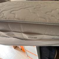 Materasso singolo e rete in doghe