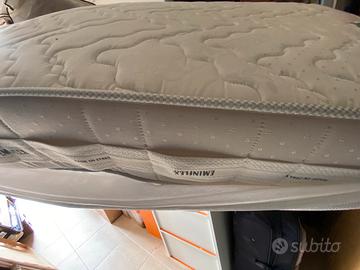 Materasso singolo e rete in doghe