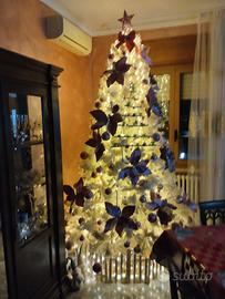 Albero di natale completo di decorazioni