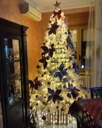 Albero di natale completo di decorazioni