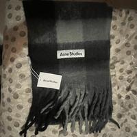 Sviarpa Acne Studios, y2k nuova