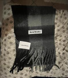 Sviarpa Acne Studios, y2k nuova