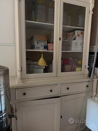 Credenza antica in legno bianco con vetrina