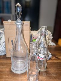 tre bottiglie in vetro con tappo