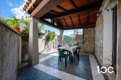 Appartamento al piano terra con veranda a Talavà