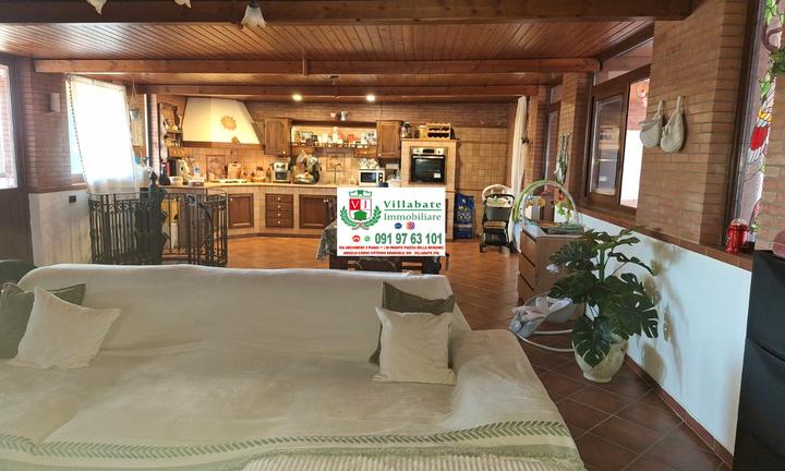 3°Piano 9 vani 2 servizi ascensore 2 p.auto