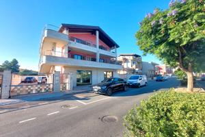 Luminoso Locale Commerciale con Rampa e Magazzino