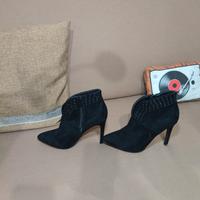 Stivaletti con tacco e borchiette