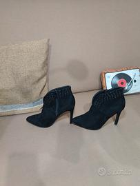 Stivaletti con tacco e borchiette